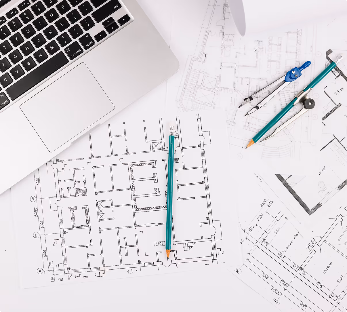 Laptop, technical drawings, Bleistift und Zirkel auf einem weißen Schreibtisch.