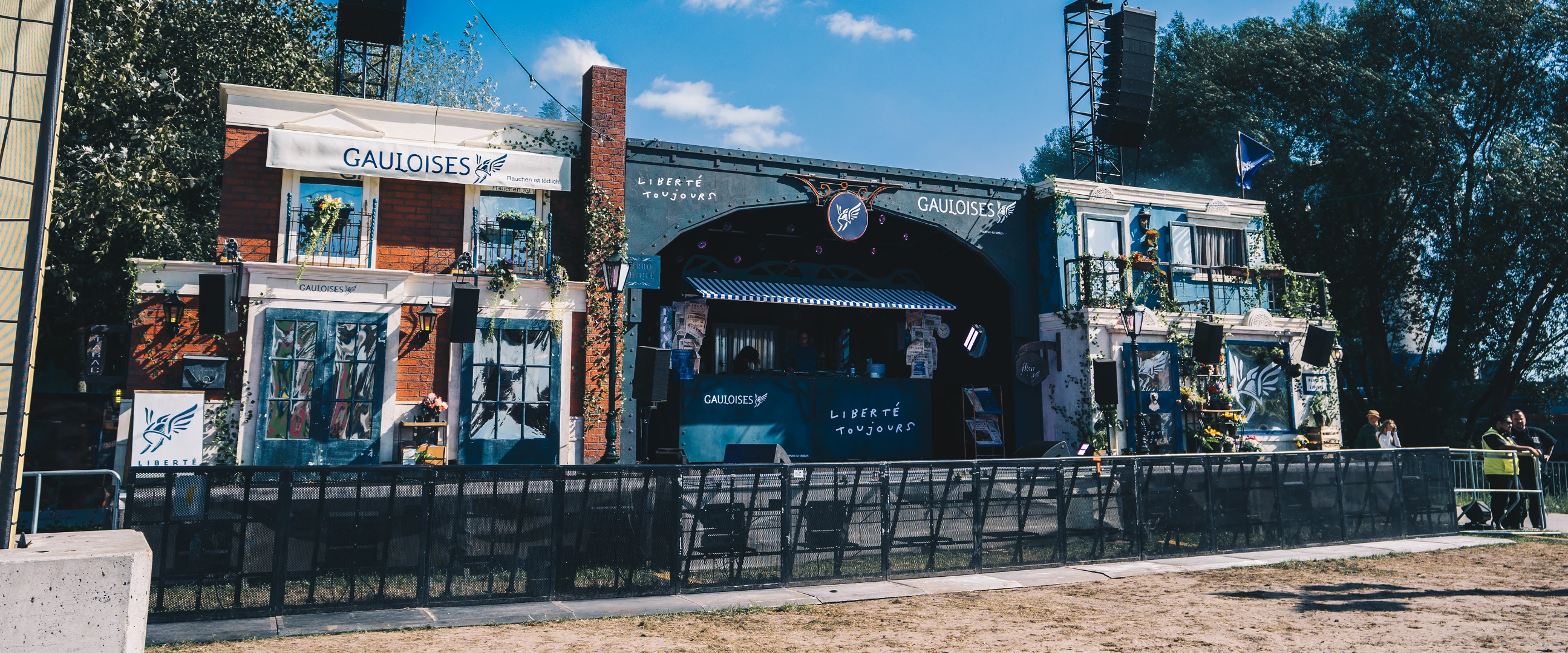 Als Pariser Hausfassade gestalteter Gauloises-Stand mit Bühne bei der Liberté Tour