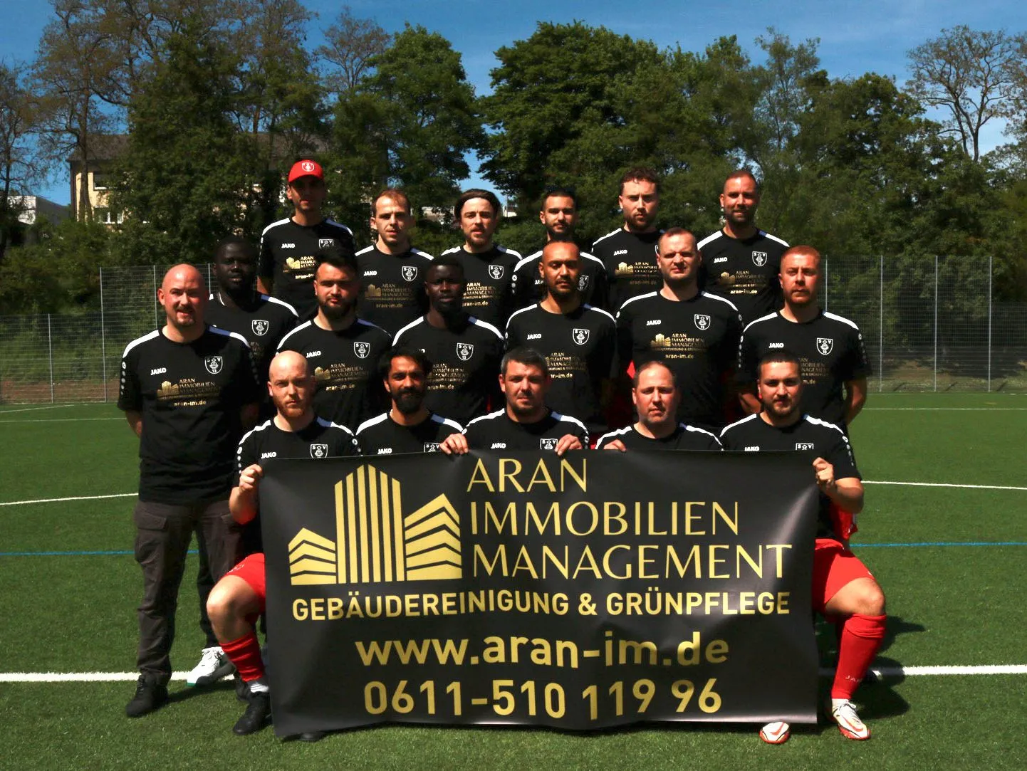 Zweite Mannschaft des SV Schierstein 13 mit Sponsorenbanner von ARAN Immobilien Management