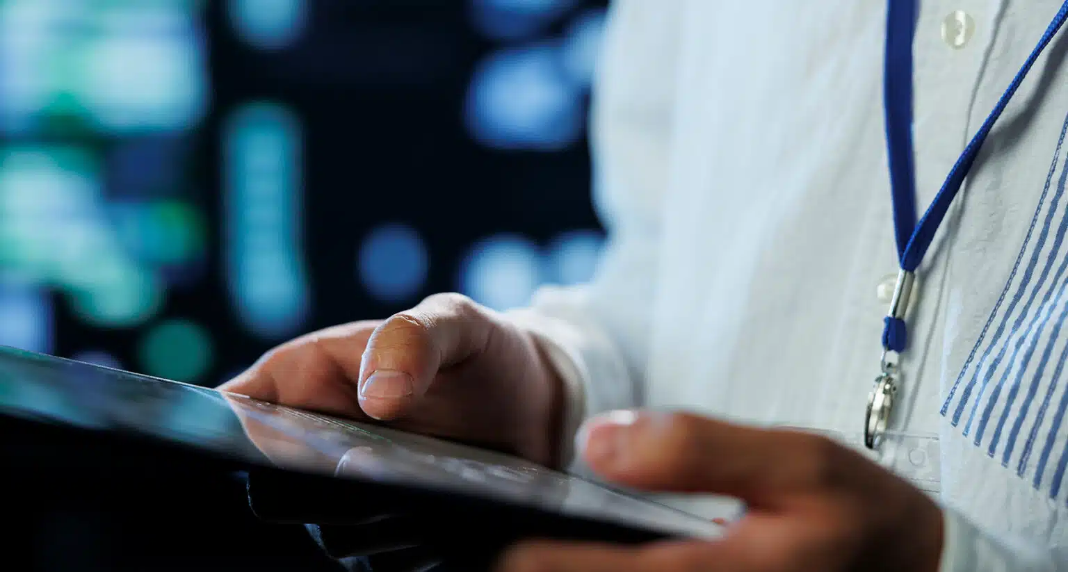 Médico segurando um tablet
