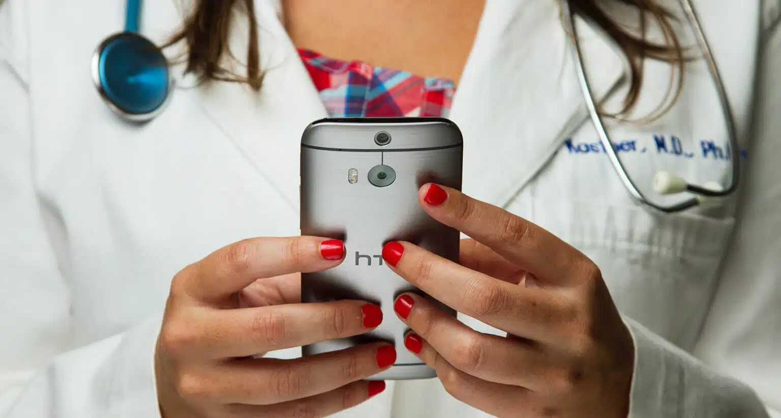 Médico segurando um smartphone