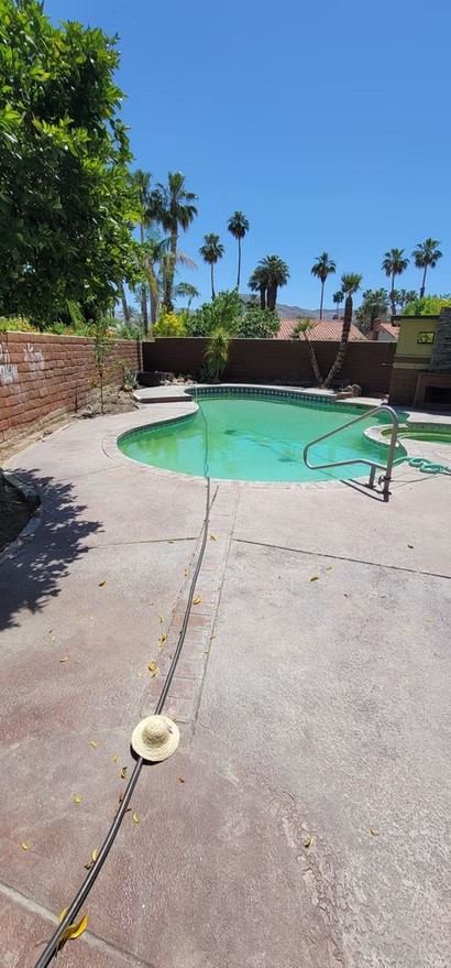 Pool with green water from poor circulation