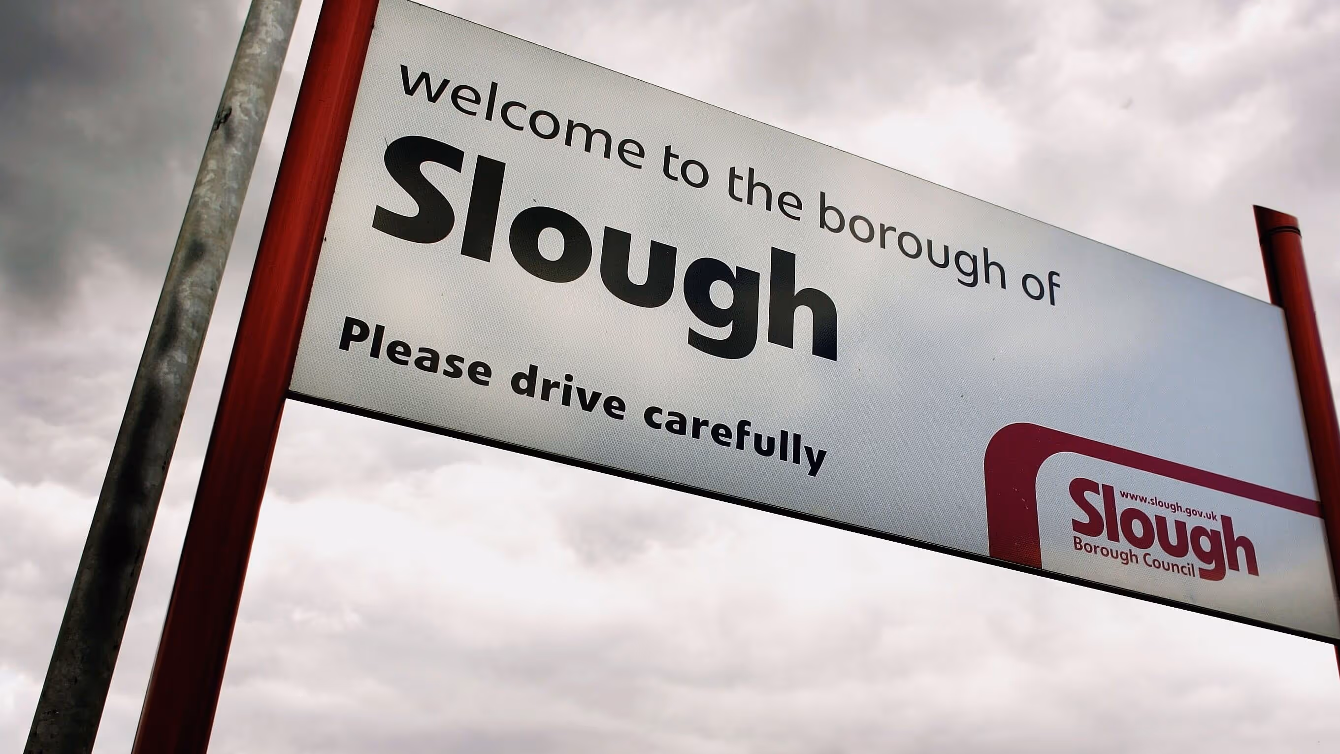 Welcome to the borough of Slough sign, where Maxamy provides mobile car repairs