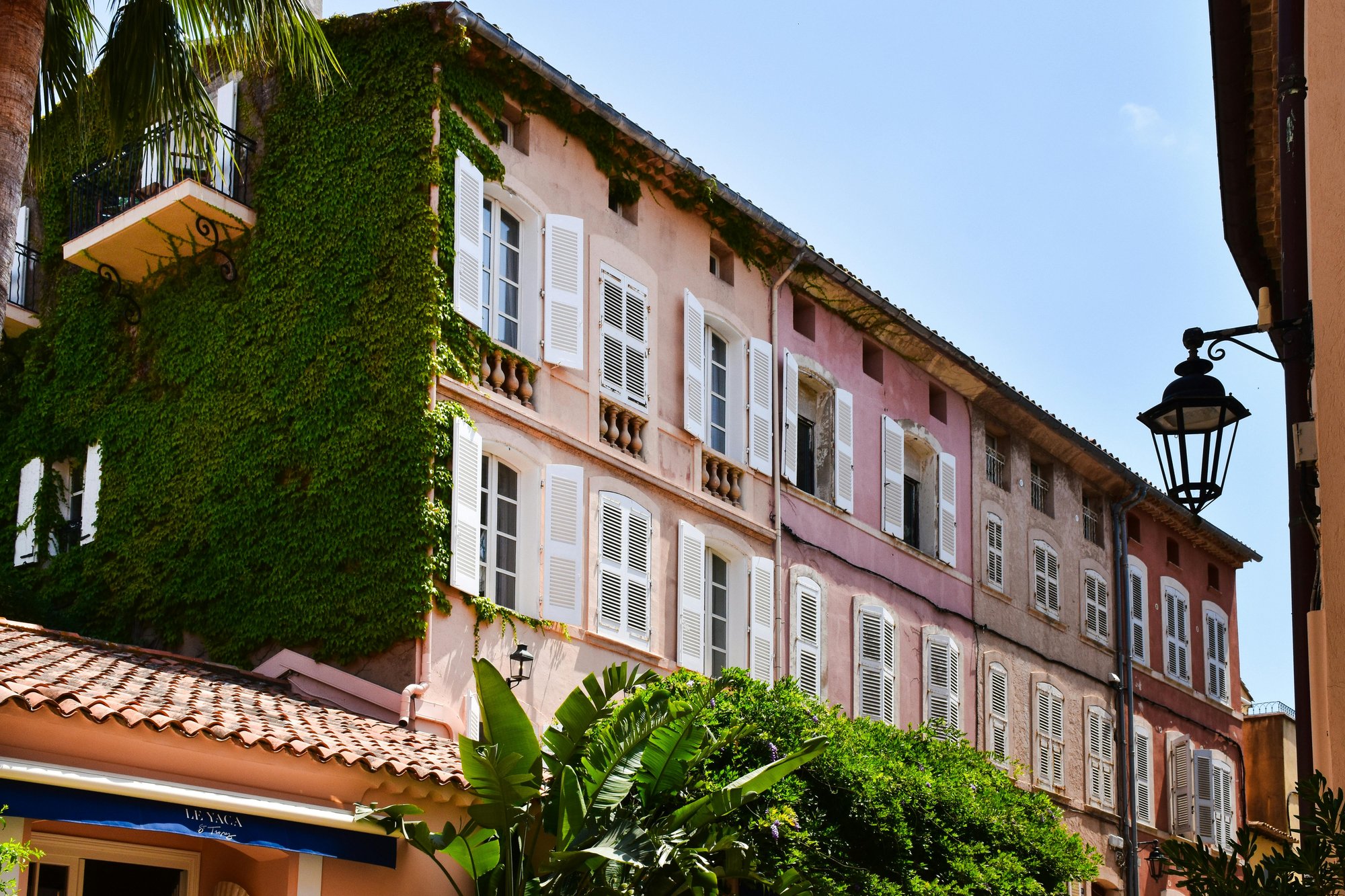 Adresses confidentielles à Saint-Tropez — ruelle aux façades roses du village