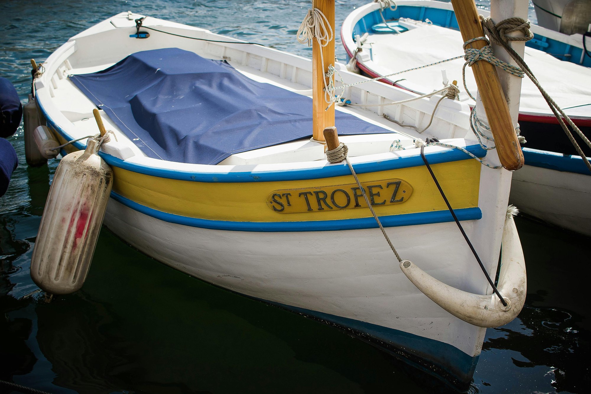 Restaurants à Saint-Tropez — barque traditionnelle dans le port