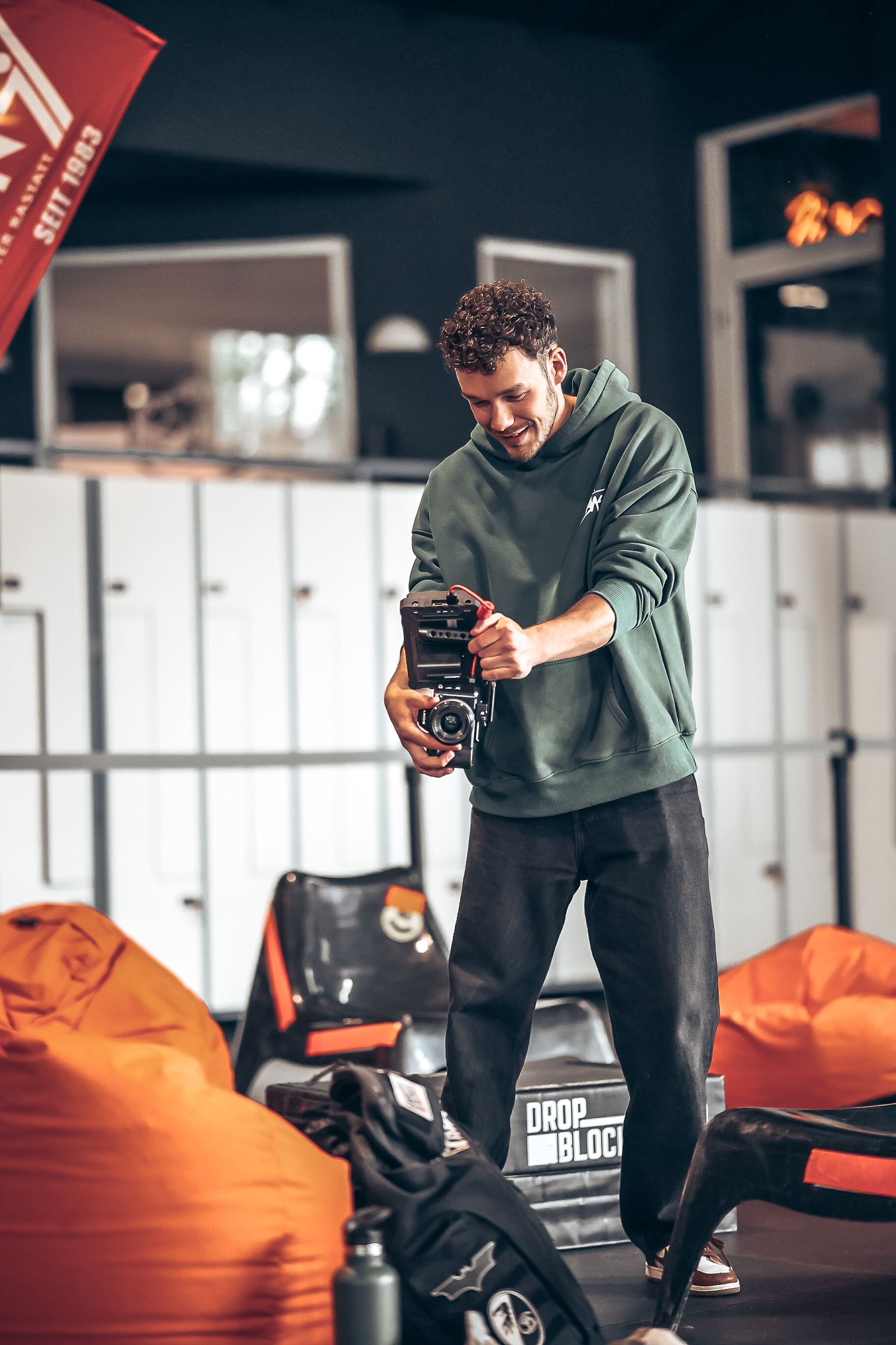 Fotograf mit Mittelformatkamera bei einem Unternehmens-Shooting in einem Fitnessstudio