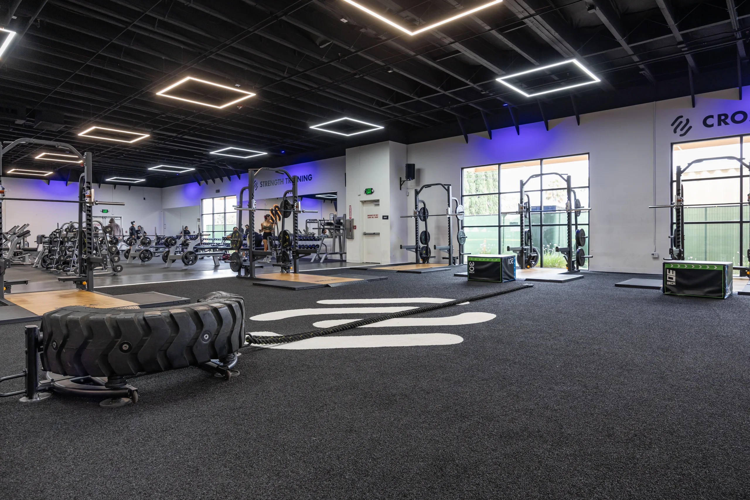 Lifting platforms on the strength floor at Fitsi Escondido