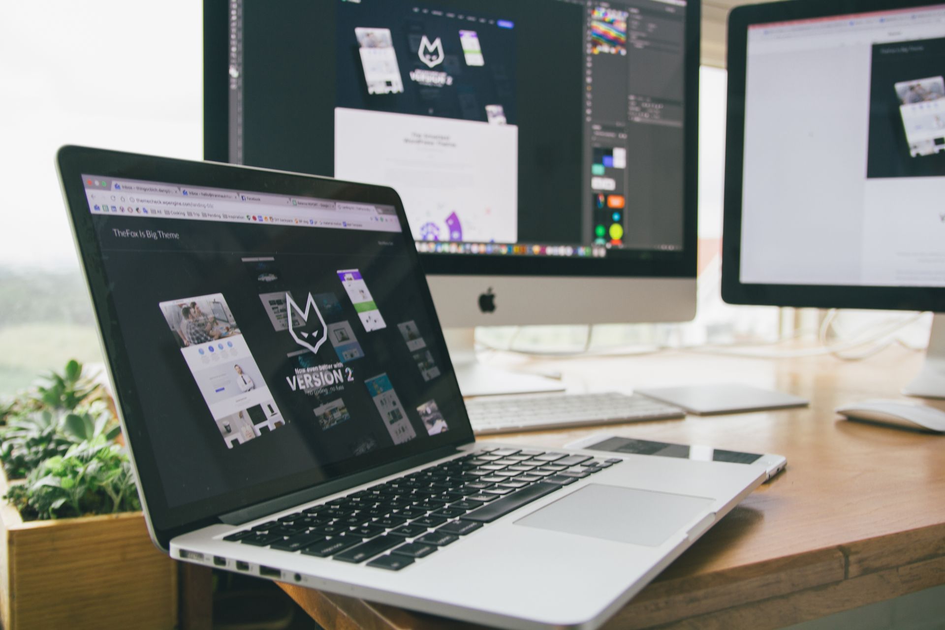 Mehrere Bildschirme mit Website-Design-Arbeit, Symbolbild für den Vergleich verschiedener Webdesign-Plattformen