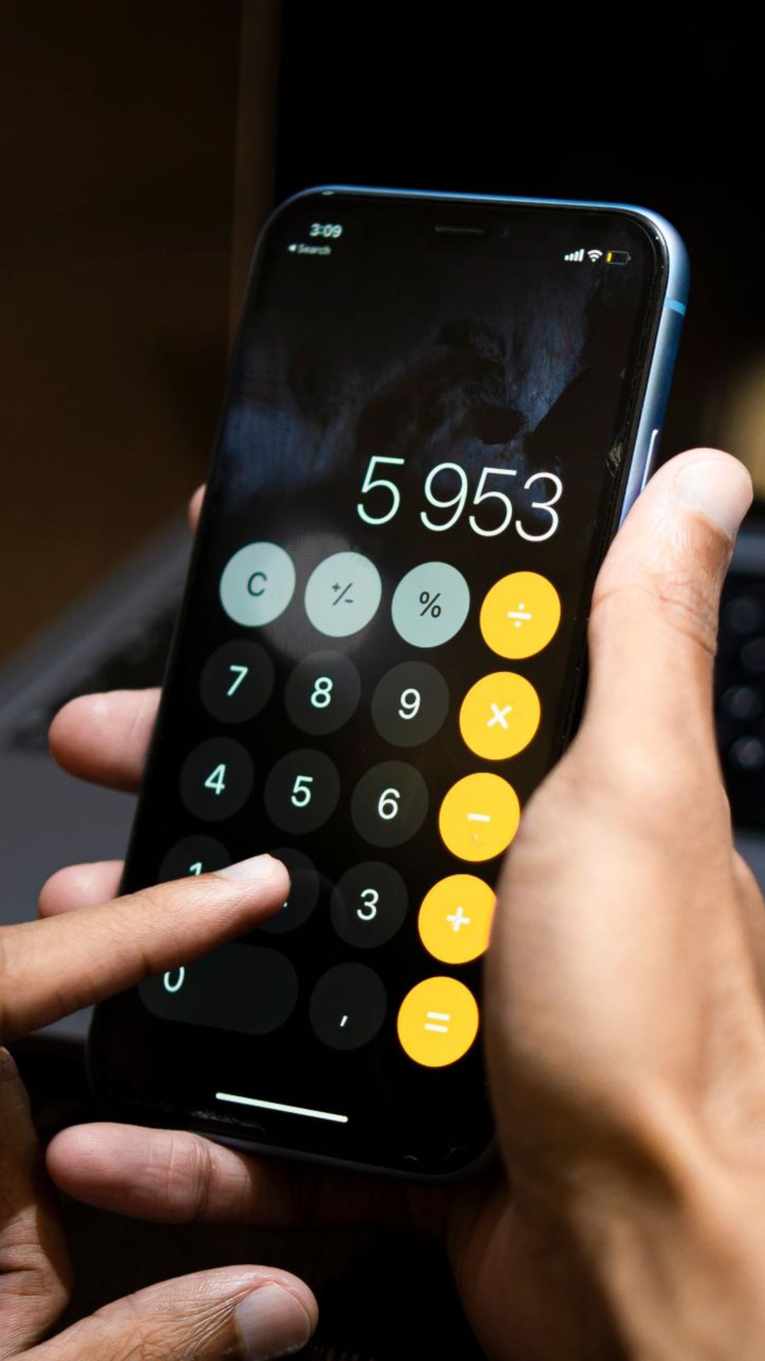 Taschenrechner am Smartphone, Symbolbild für Website-Kosten