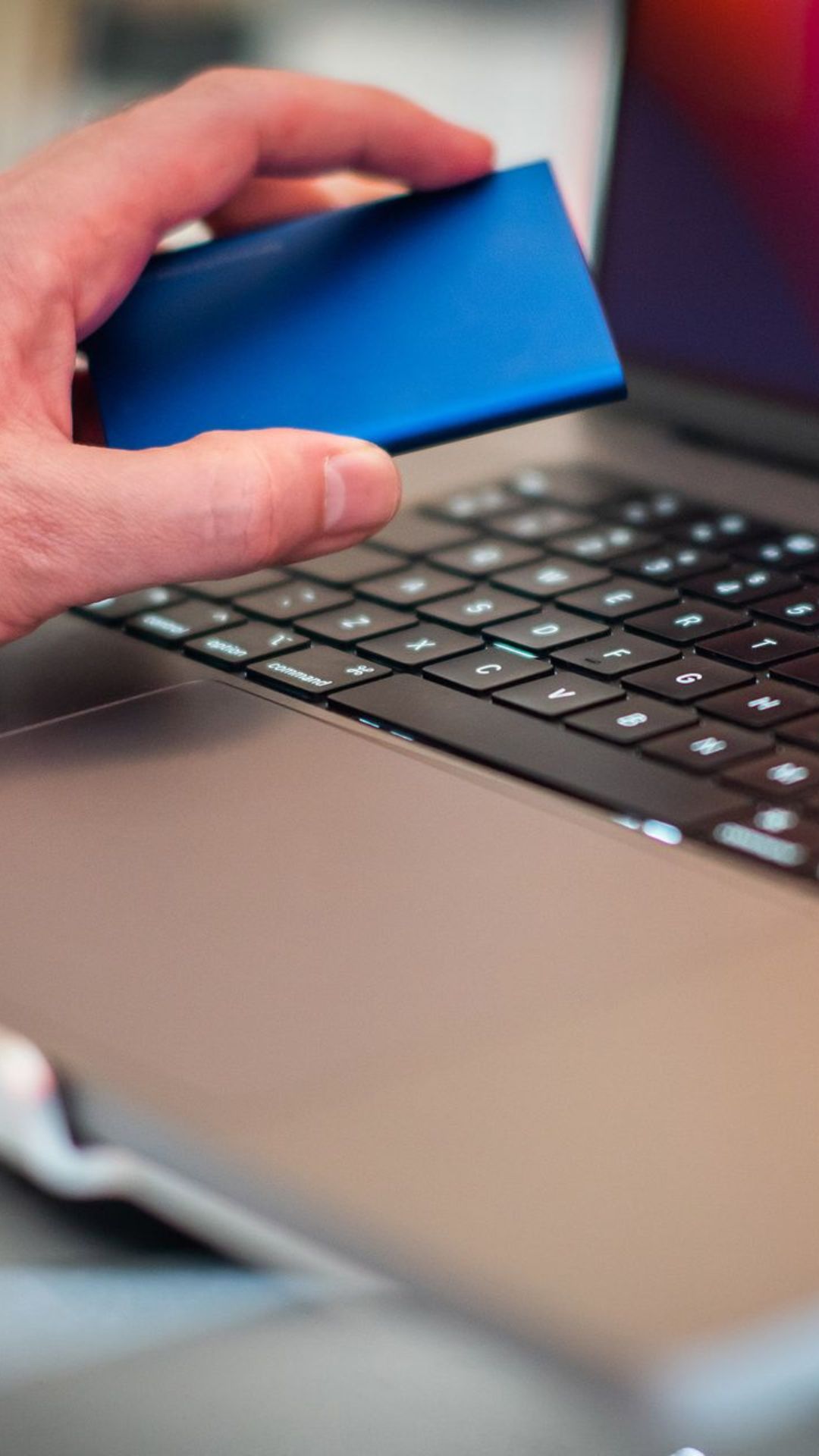 Kreditkarte über Laptop, Symbolbild für Investition in eine Website