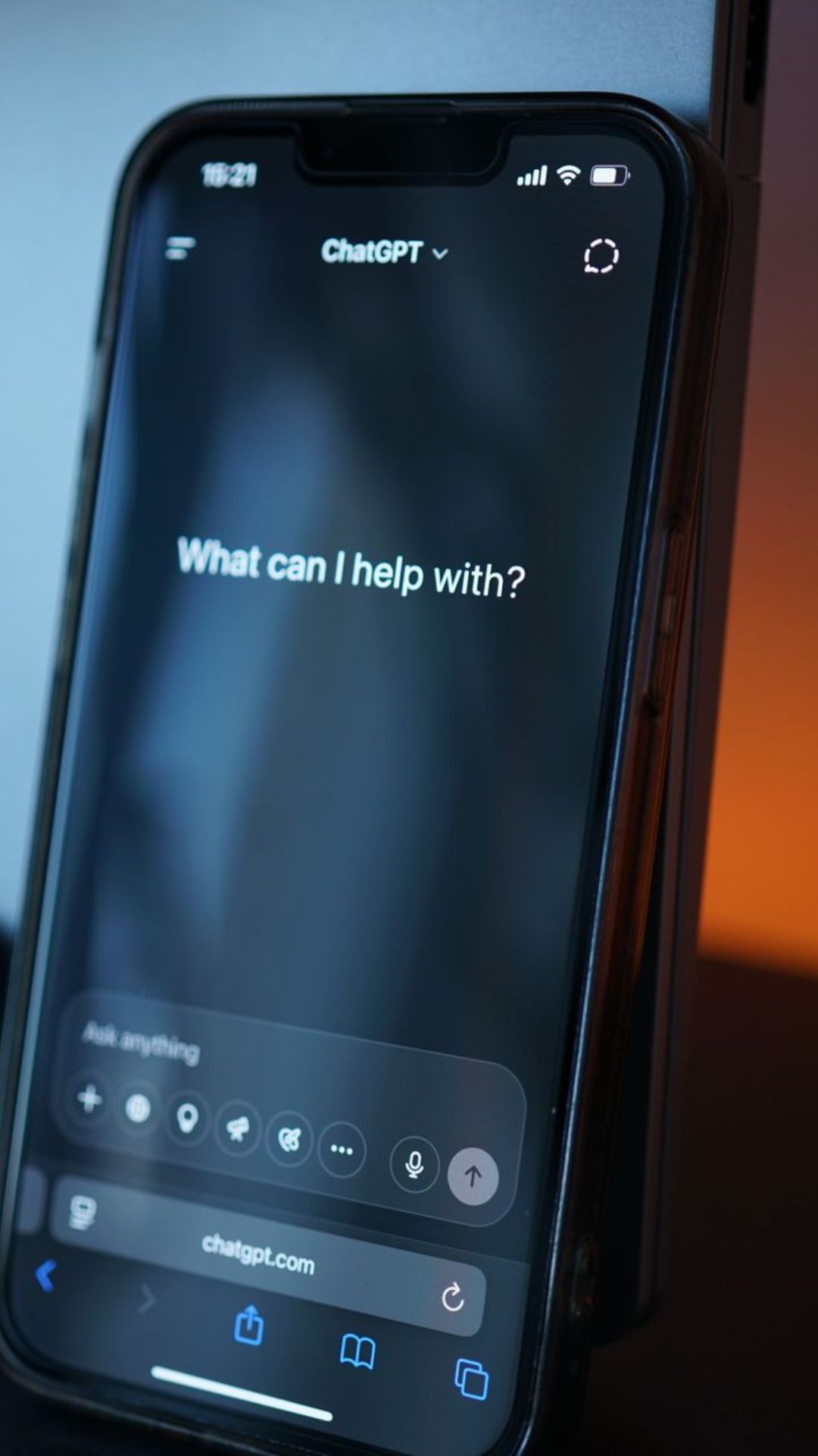 ChatGPT-App auf Smartphone als Symbolbild für KI im Webdesign