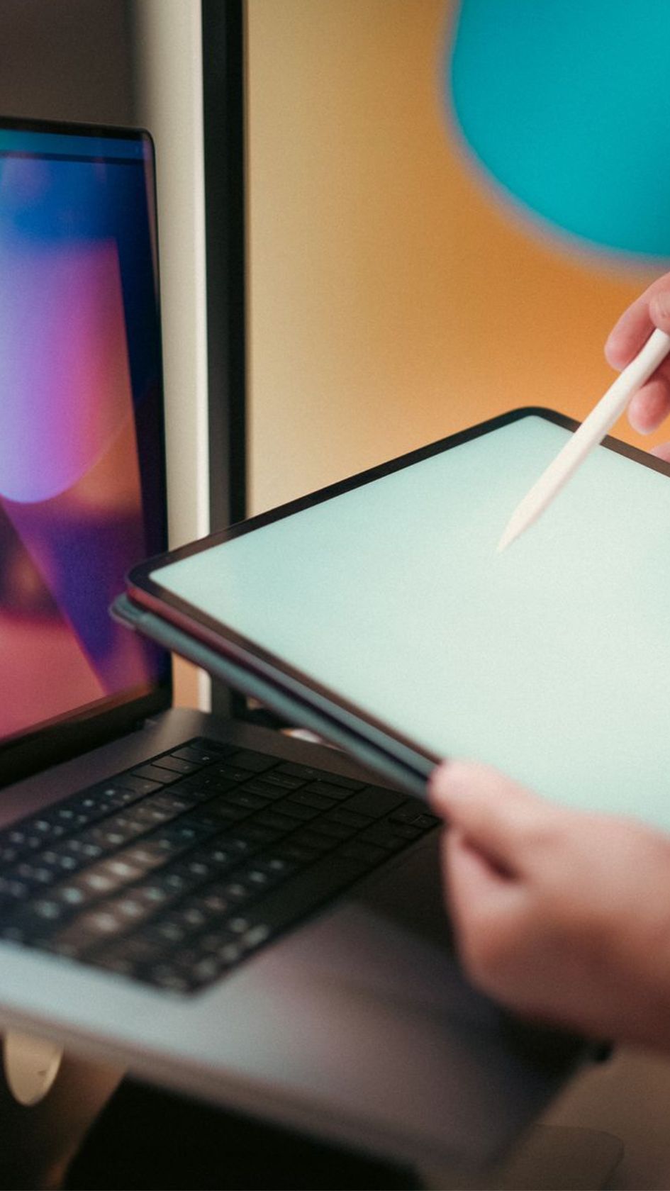 Designer arbeitet an einem Website-Relaunch auf Tablet und Laptop