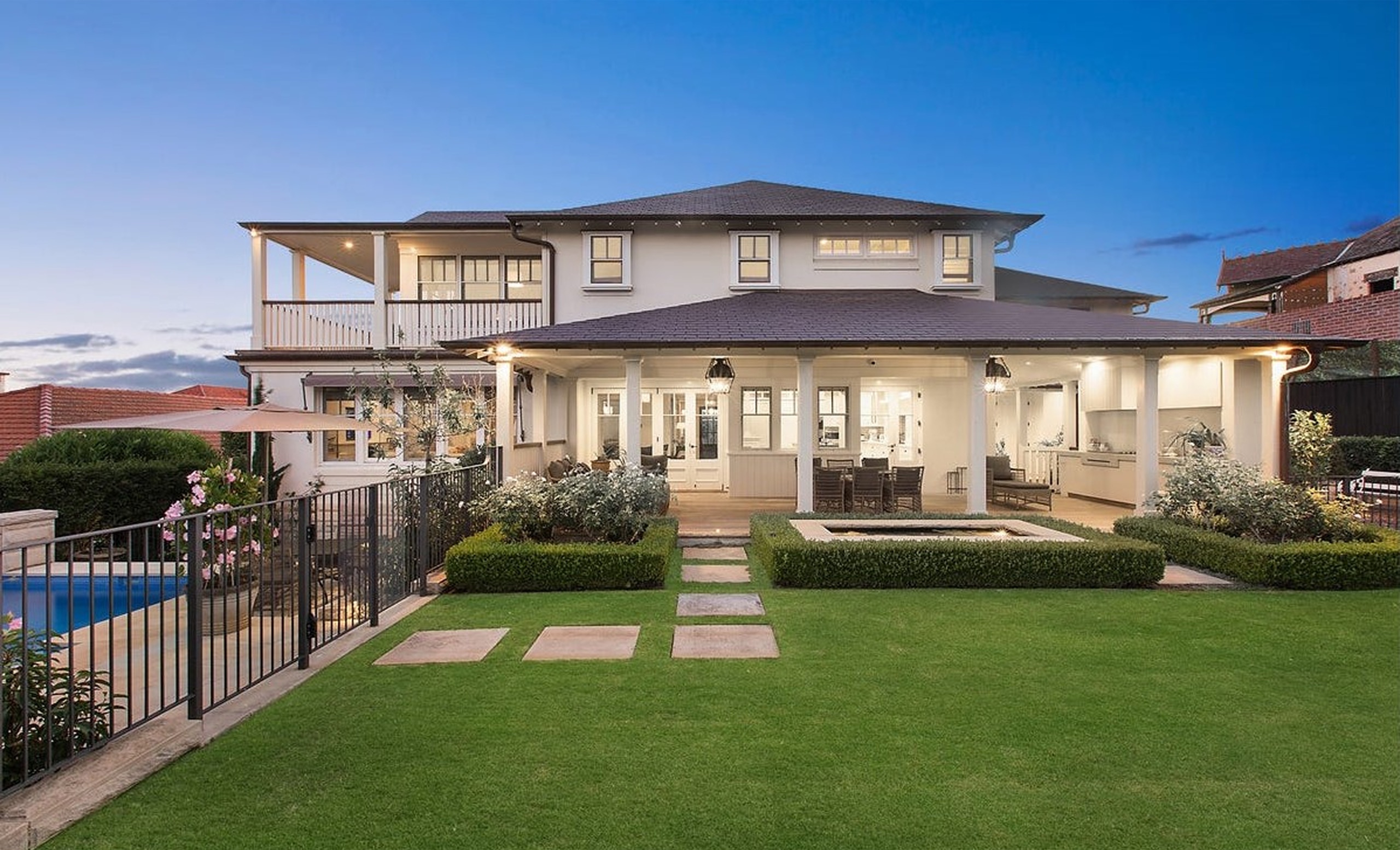 Completed residential home at 13 Thompson St, Mosman by Sydneyside Contracting