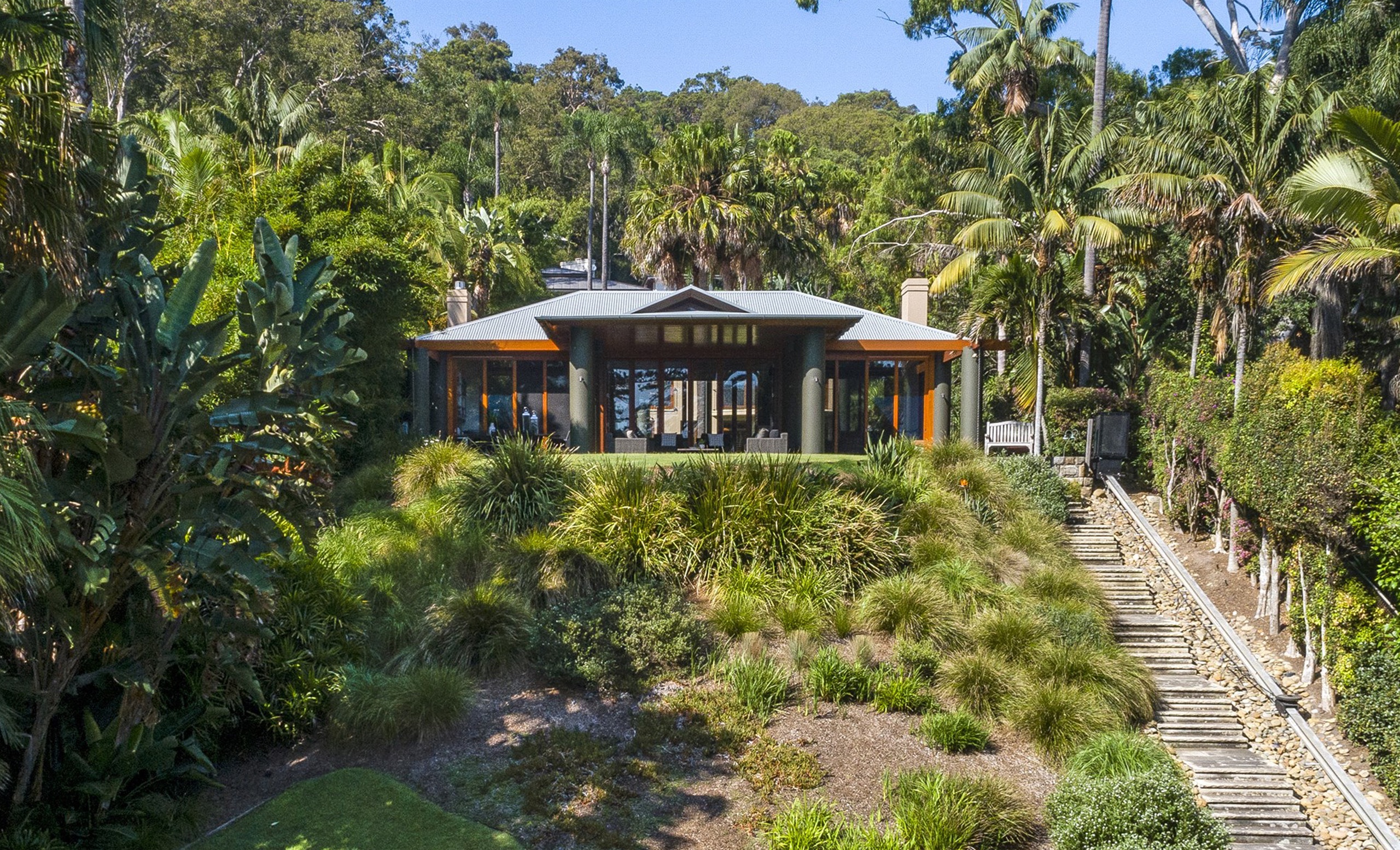 Pavilion-style home in bushland gardens at Ocean Rd, Palm Beach by Sydneyside Contracting