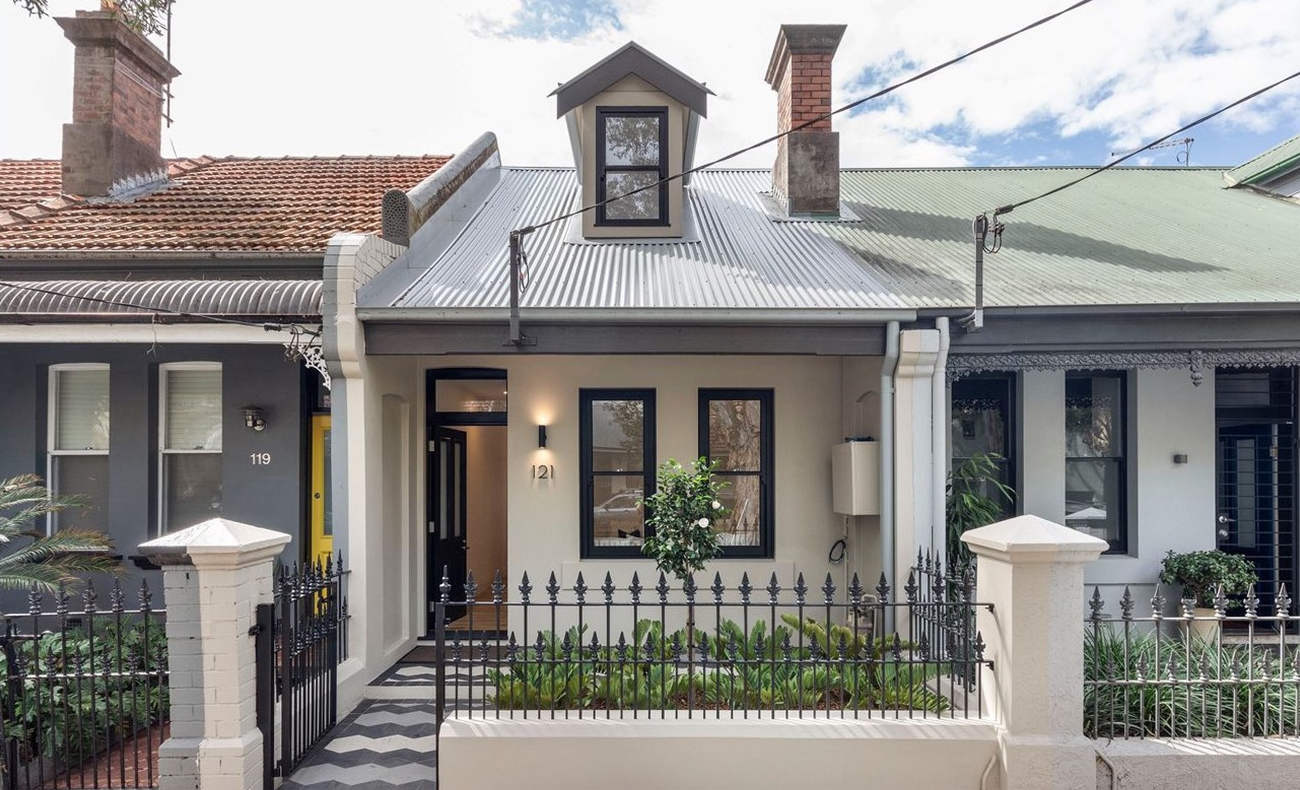 Restored terrace frontage at Marriot St, Redfern by Sydneyside Contracting
