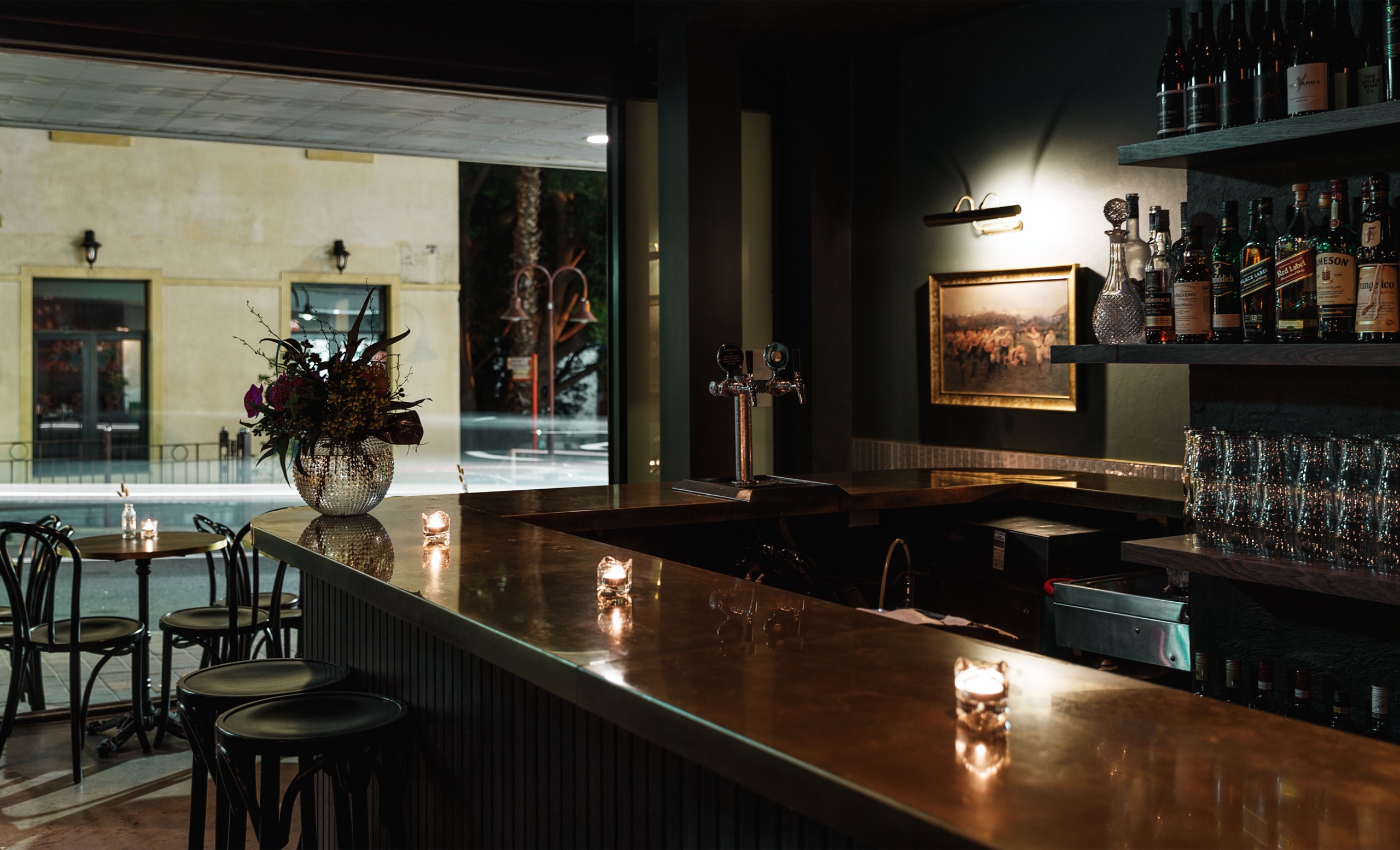 Bar and street frontage at Bamfords, Kirribilli, fitted out by Sydneyside Contracting