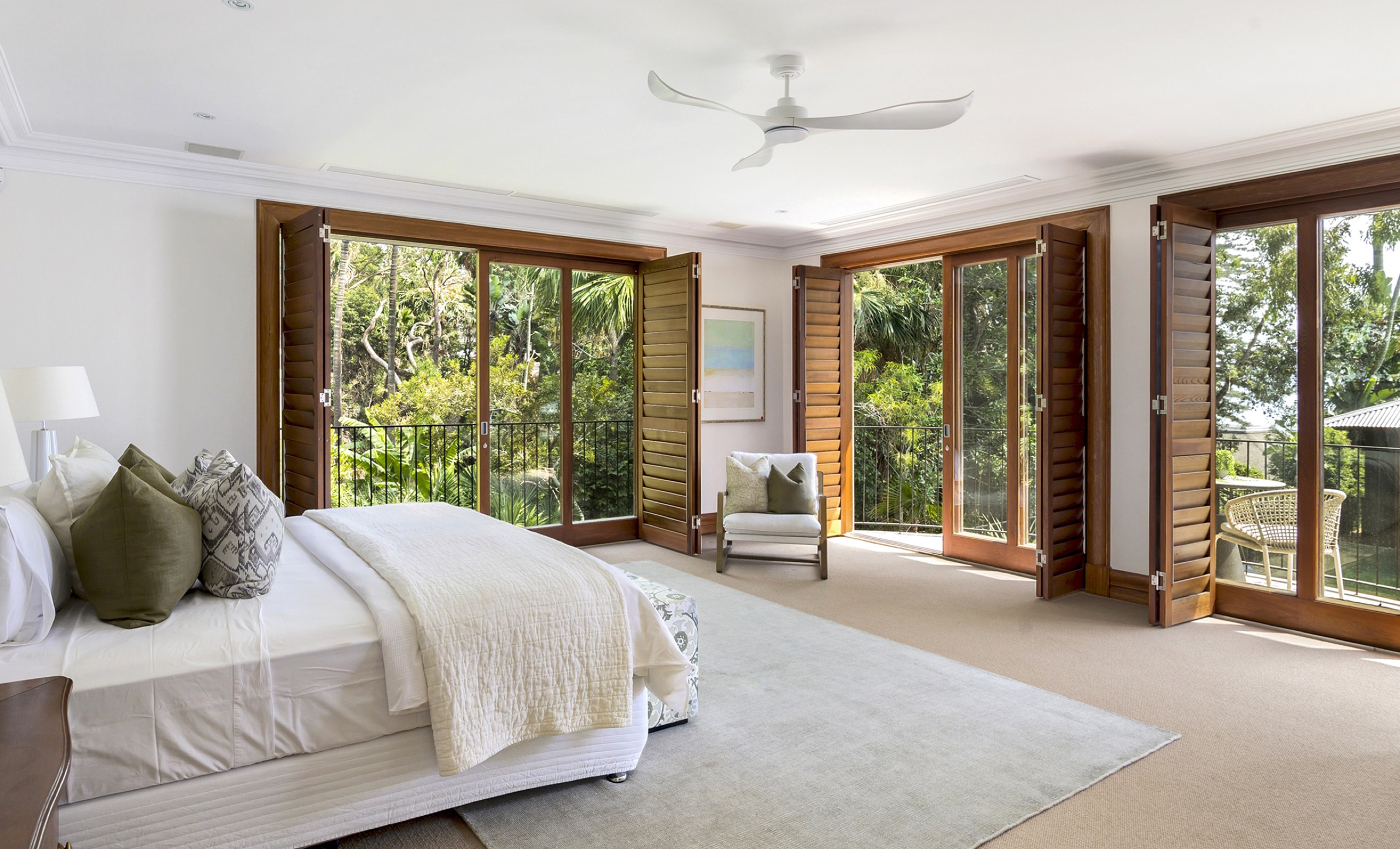 Master bedroom with louvred doors at Ocean Rd, Palm Beach by Sydneyside Contracting
