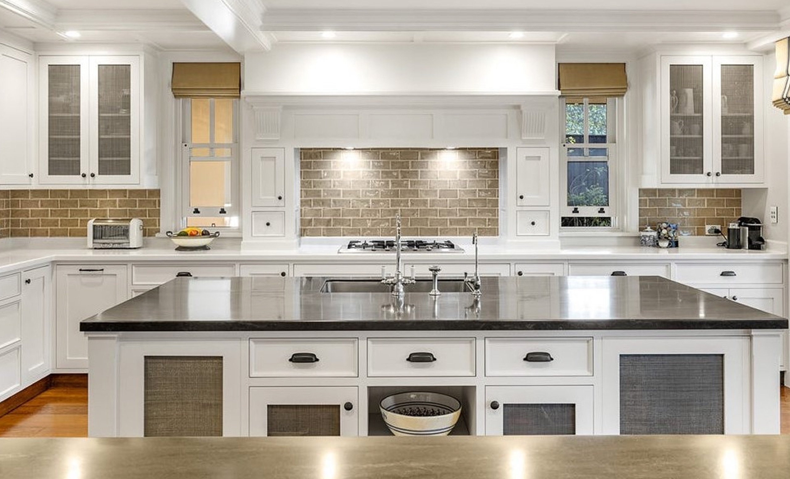 White shaker kitchen at Thompson St, Mosman by Sydneyside Contracting