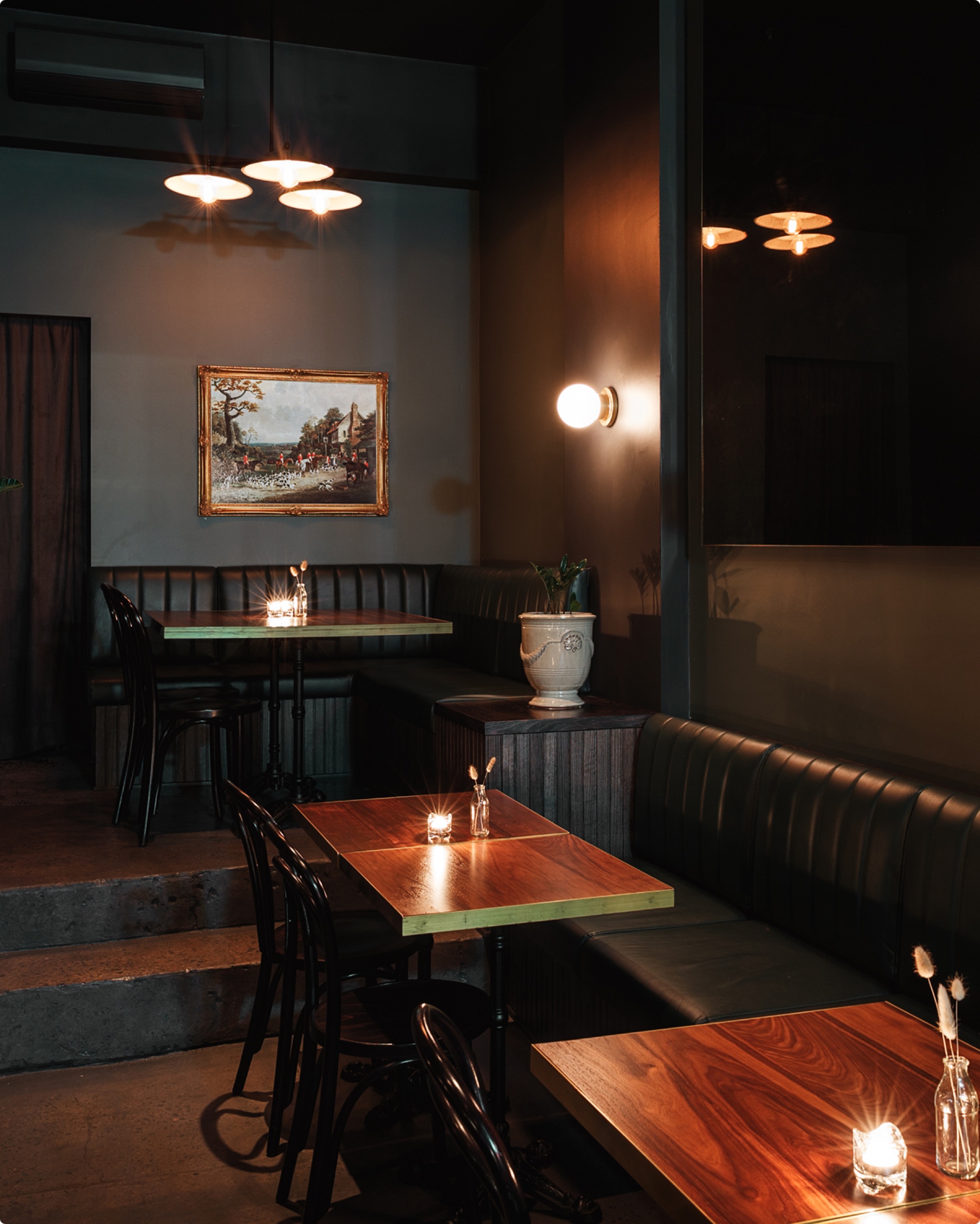 Intimate dining nook at Bamfords, Kirribilli by Sydneyside Contracting
