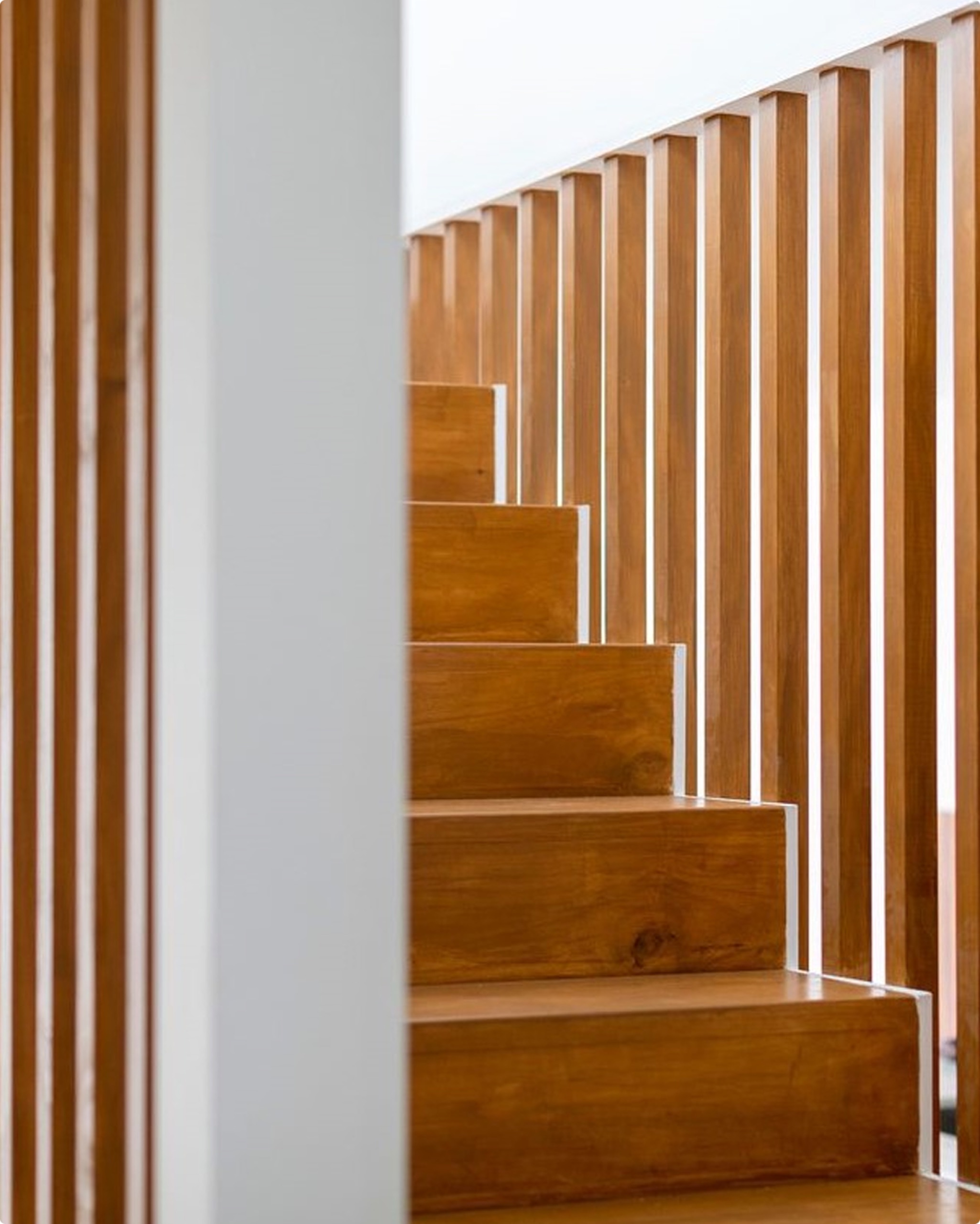 Timber feature staircase at Marriot St, Redfern by Sydneyside Contracting