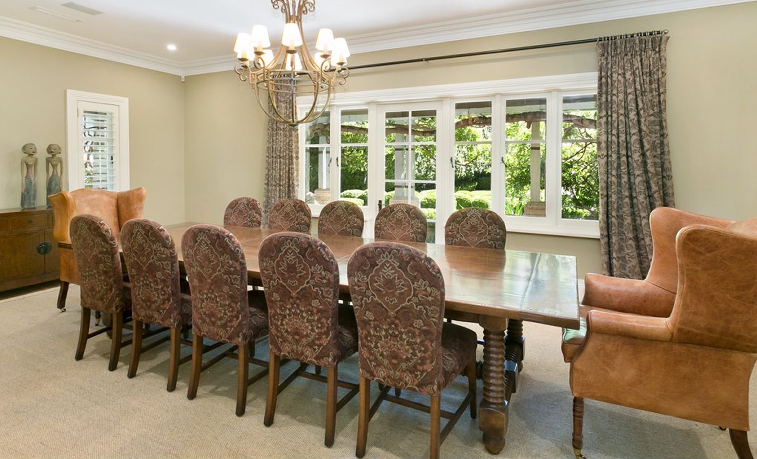 Formal dining room at Warrangi St, Turramurra by Sydneyside Contracting