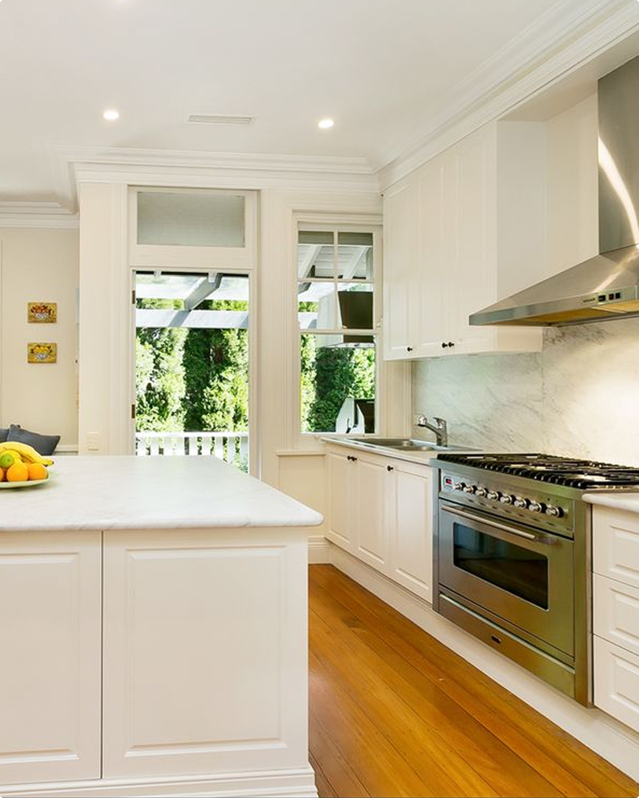 White country kitchen at Warrangi St, Turramurra by Sydneyside Contracting