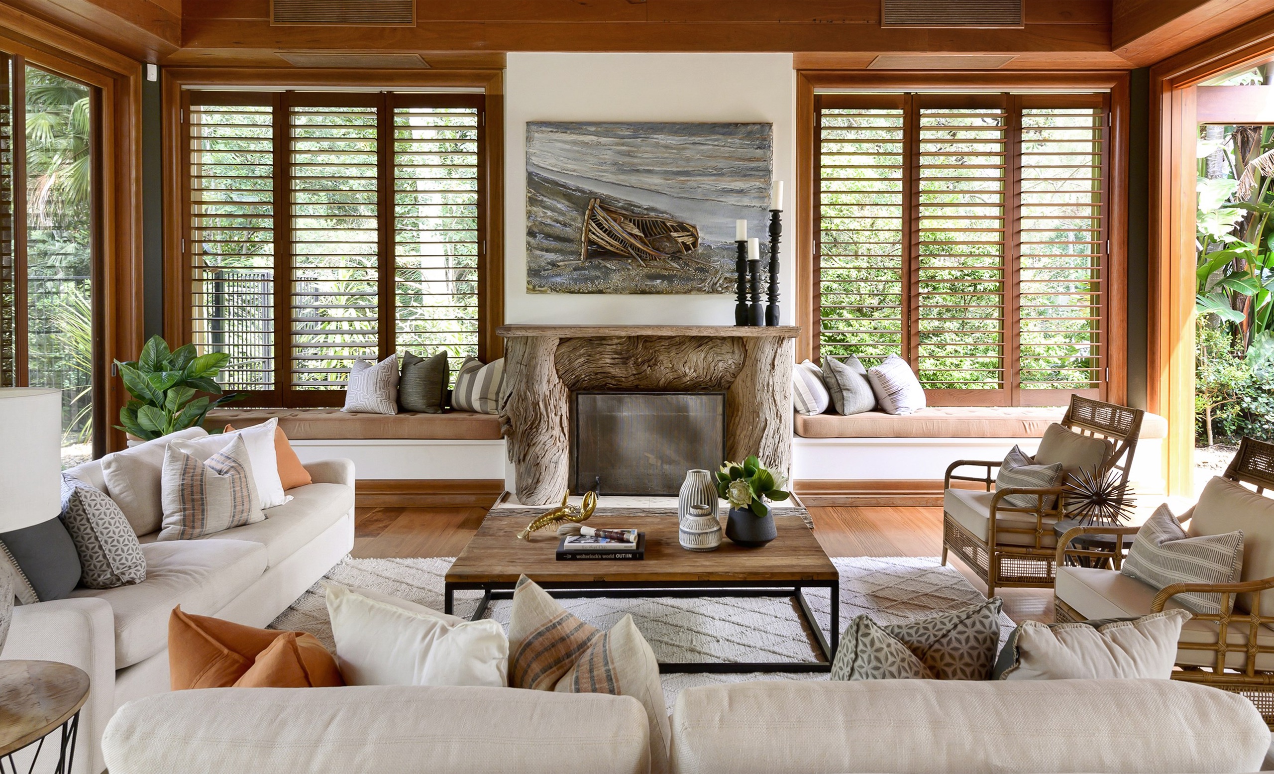 Timber-lined living room at Ocean Rd, Palm Beach by Sydneyside Contracting