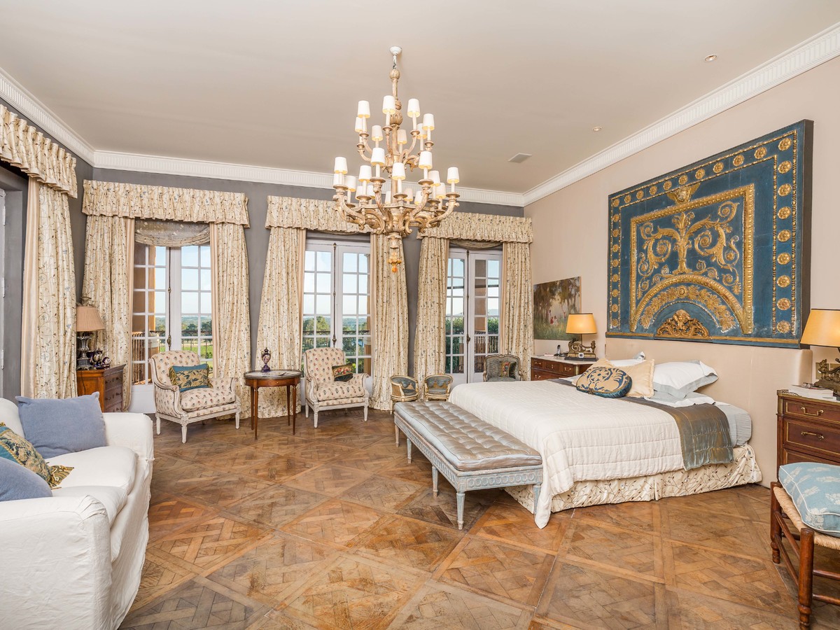 Master bedroom suite for Sweetwater Estate, Pokolbin by Sydneyside Contracting