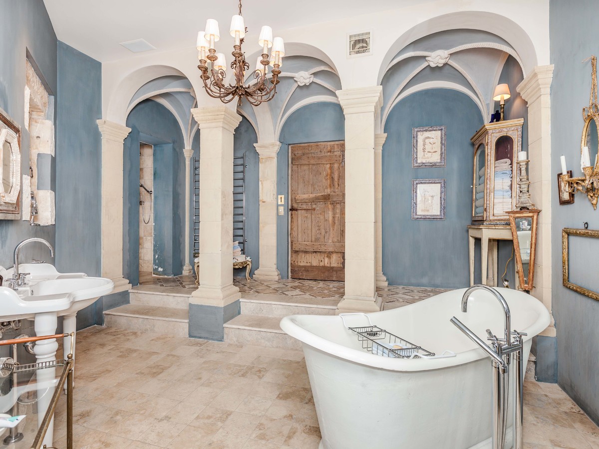 Master bathroom at Sweetwater Estate, Pokolbin by Sydneyside Contracting