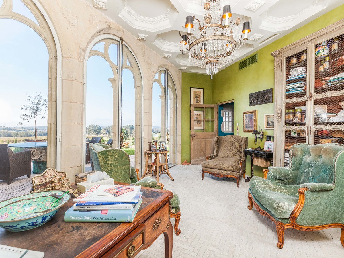 Grand library at Sweetwater Estate, Pokolbin by Sydneyside Contracting