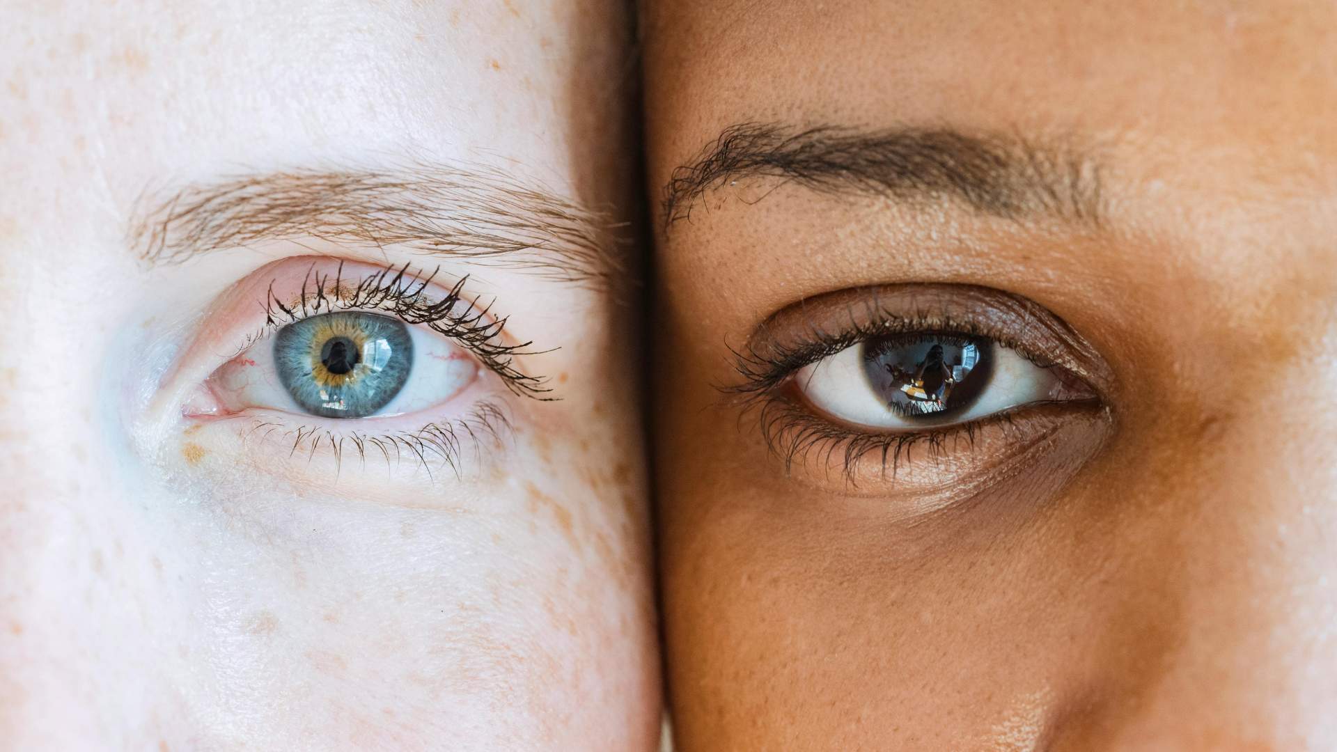 Nahaufnahme von zwei verschiedenen menschlichen Augen, die die Bedeutung des Blickkontakts und die Verbindung über Kulturen hinweg symbolisieren.
