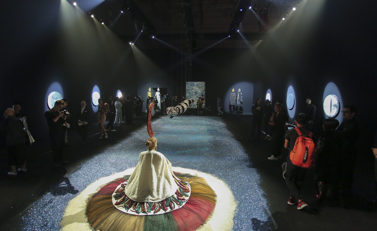 Admiring the art and fashion beauty of Nguyen Cong Tri's "The Block of Silence" exhibition
