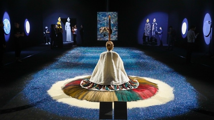 'The Block of Silence': Cong Tri's art performance - VnExpress Entertainment