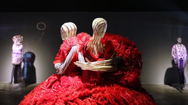 "The Block of Silence" exhibition and designer Nguyen Cong Tri's 20 years of devotion | ELLE