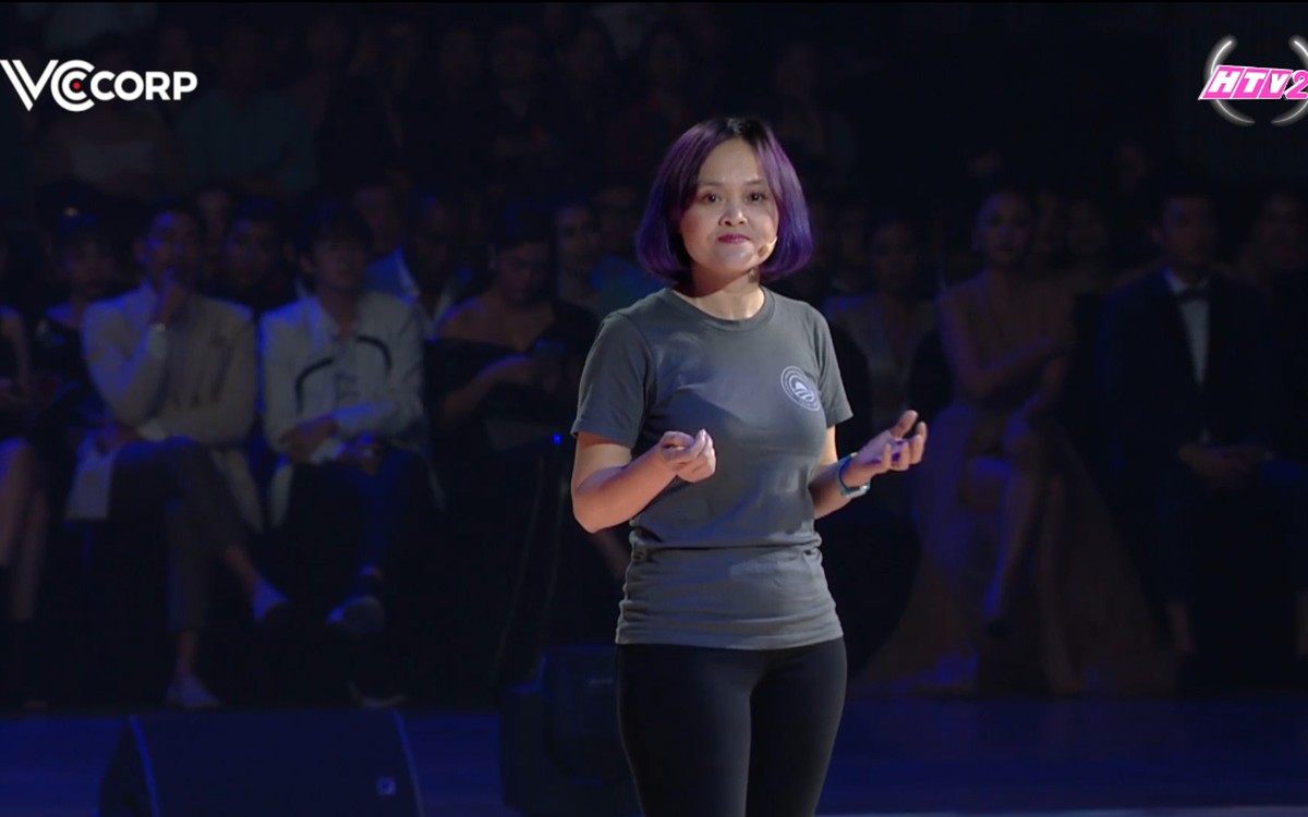 WeChoice Awards 2019 Gala opens with a strikingly different and impressive start, featuring "Climate Hero" Hoang Thi Minh Hong and "Balloon Girl" Nguyen Nguyet Linh