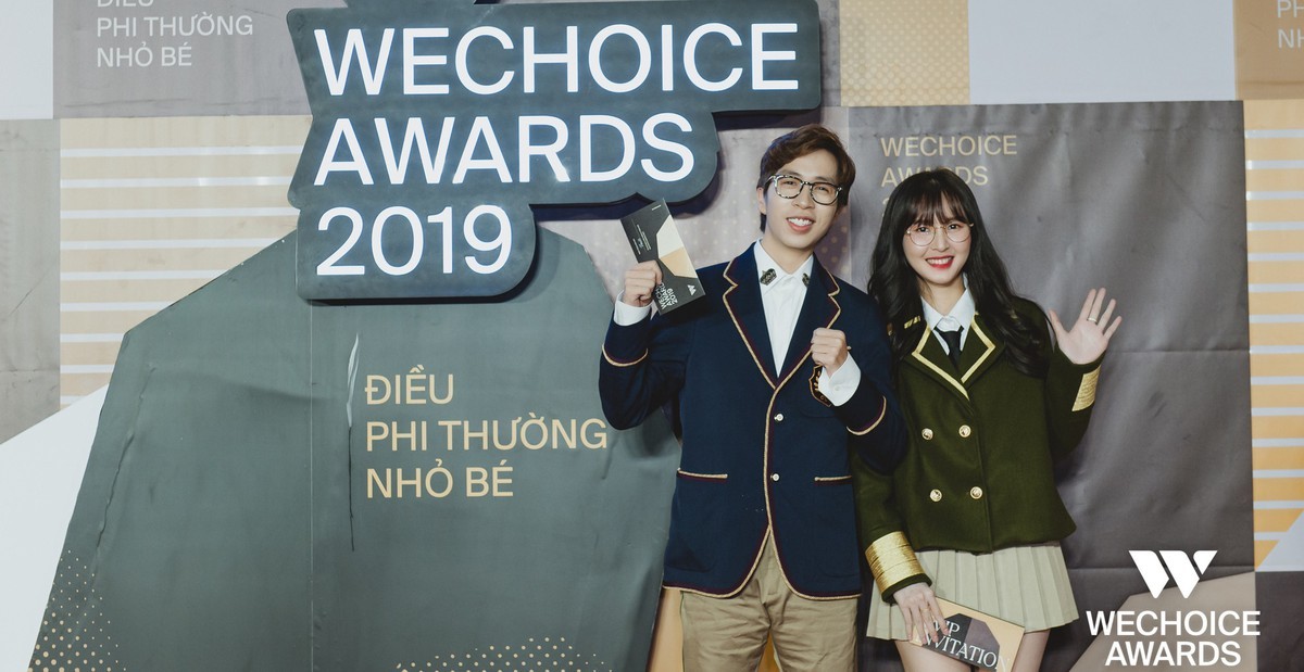 ViruSs and Ngan Sat Thu wear expensive designer outfits, hold hands affectionately on WeChoice Awards 2019 Gala red carpet