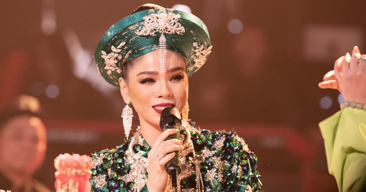 Le Quyen's 30-billion-VND show: Young, lyrical, bolero, and even chau van