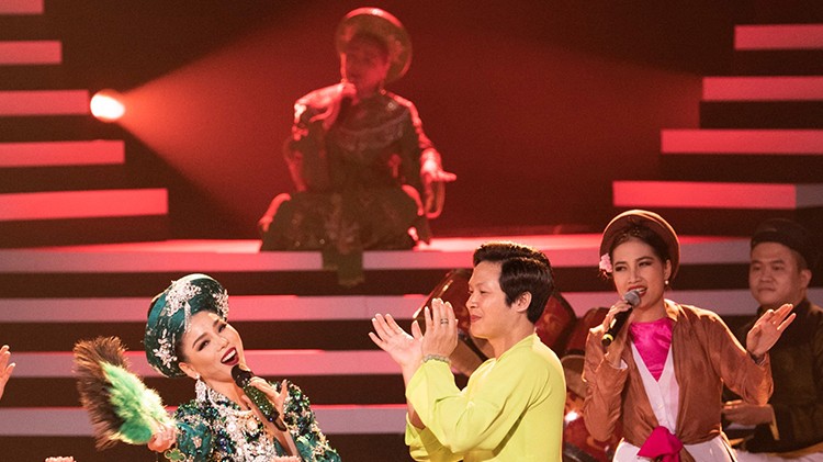 Le Quyen brings her 80-year-old mother onto the stage