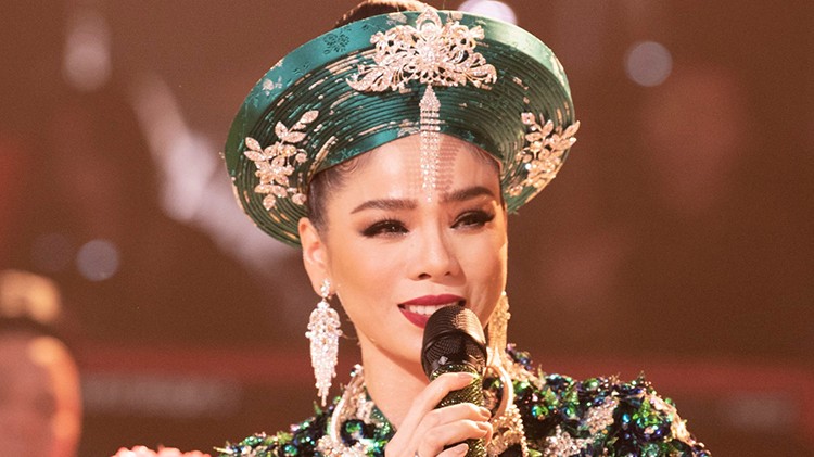 Le Quyen cries in front of 4,000 audience members