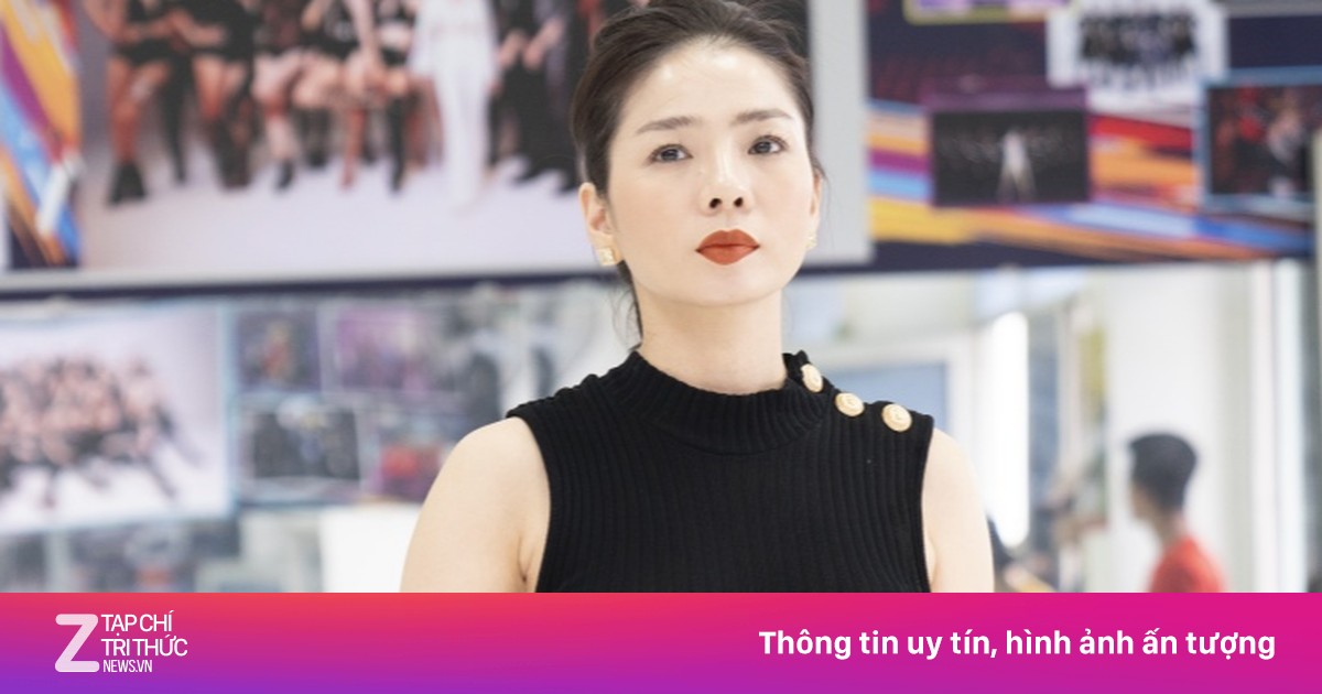 Le Quyen gilds all stage props in gold for live show