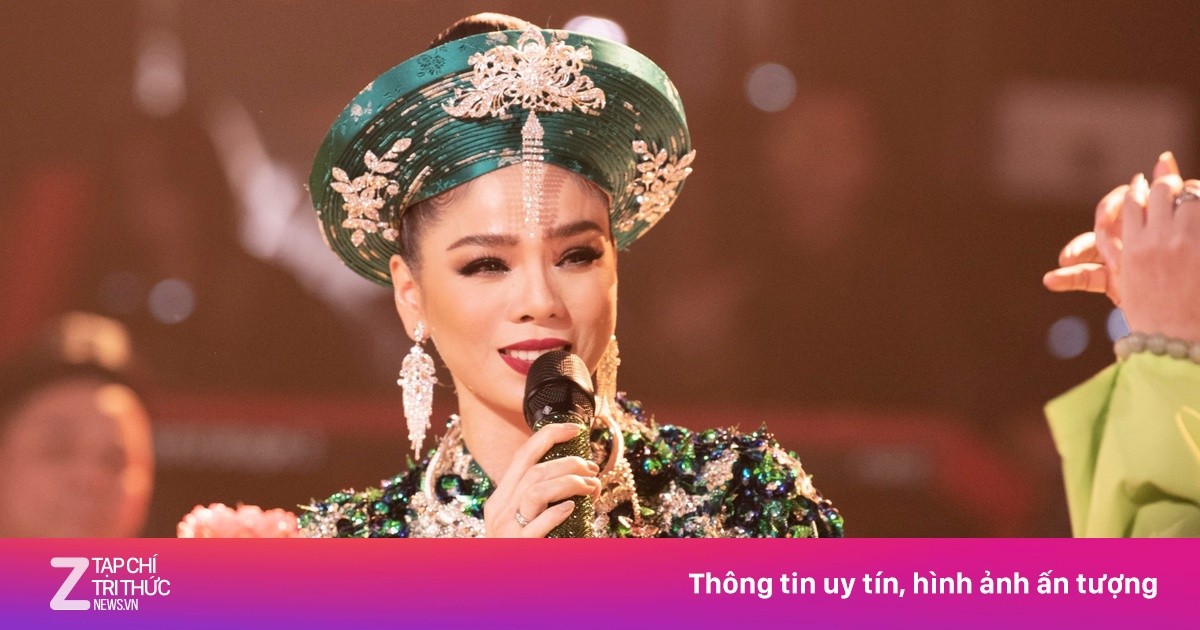 Le Quyen performs a spirit-mediumship ritual with her mother in tens-of-billion-VND live show