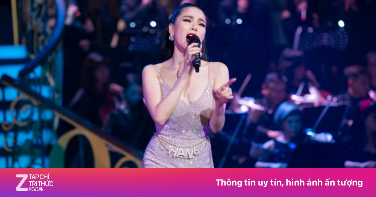 Le Quyen moved to tears during live show in Hanoi
