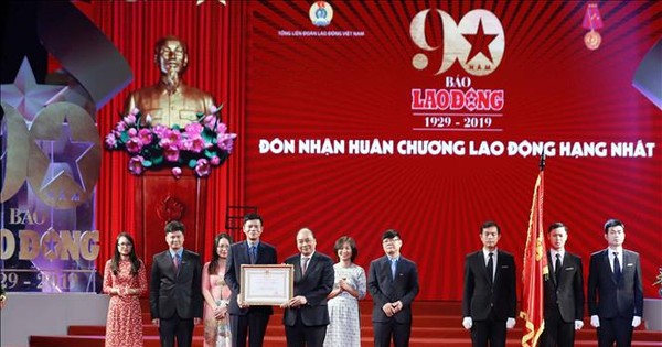 Prime Minister Nguyen Xuan Phuc attends 90th anniversary ceremony of Lao Dong Newspaper's first issue