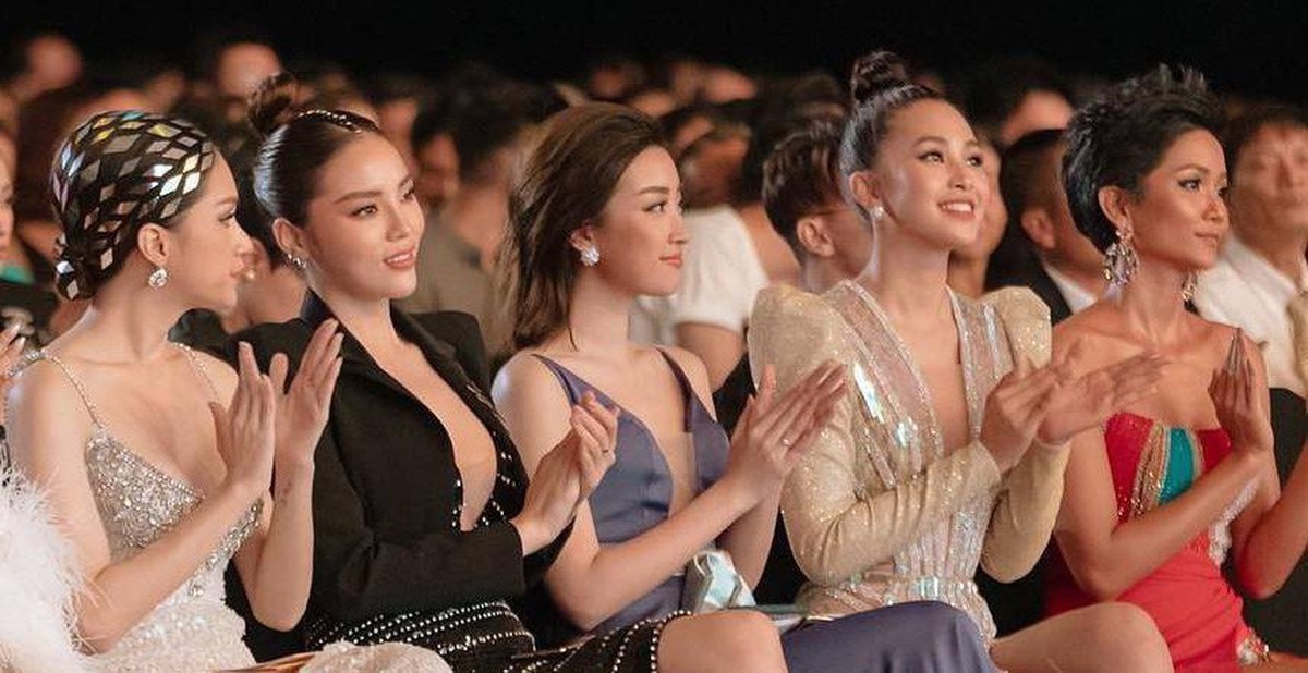 A rare moment taking WeChoice by storm: For the first time, 5 famous Vbiz beauty queens pose together in one frame
