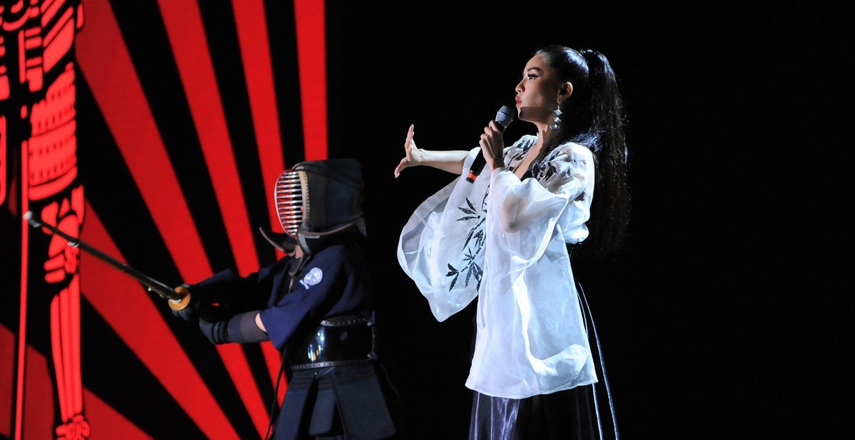 Bich Phuong captivates the audience with a samurai-inspired "Bua Yeu" performance at WeChoice Awards 2018 Gala