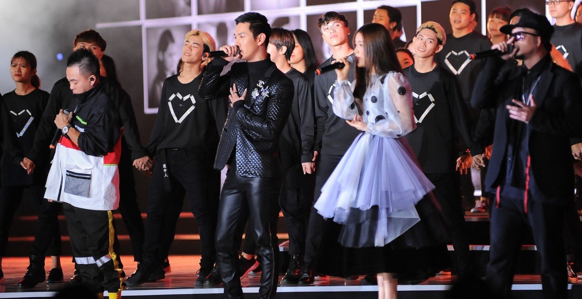 Hear the full message of "A Sun Hidden in the Heart" through emotional music on the WeChoice Awards 2018 Gala stage