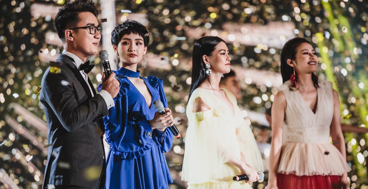 Audience dances and sings along with Hien Ho, Bui Lan Huong in the "soul" song of WeChoice Awards