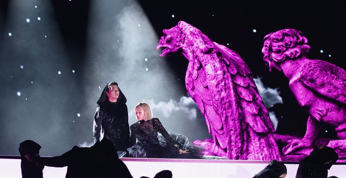 WeChoice 2018 Gala: Hard to look away from Min's mash-up performance with stunning stage effects