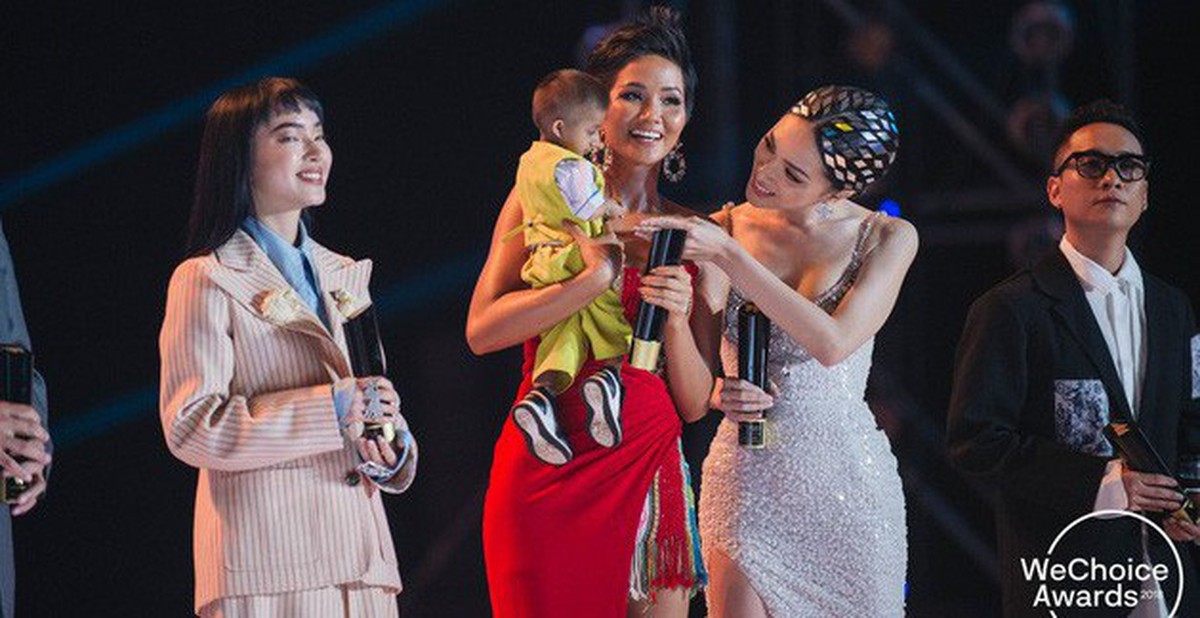 Deeply moving moment at WeChoice Awards 2018: Miss H'Hen Nie and Huong Giang tenderly hold baby Dinh Van K'Re