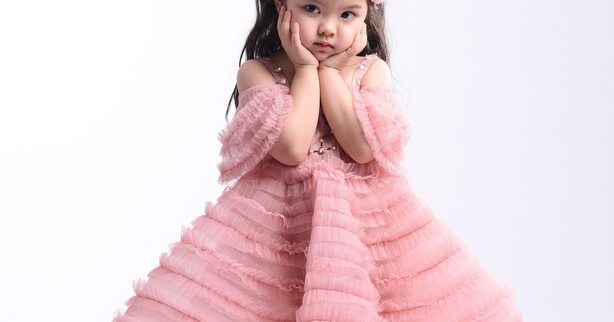 100 child models to walk the runway at Hoan Kiem Lake pedestrian street